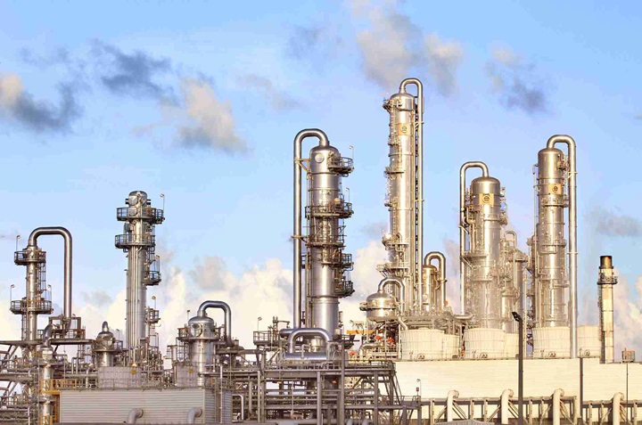 06912534_production_plant_distillation_columns_1920x1280